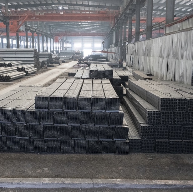 Lo tub quadrat negre veu una demanda cresenta dins los projèctes de construccion modèrns